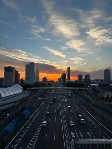 夕焼け高速、雲まで急いでる？