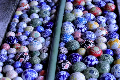 色とりどりの陶器の宝物