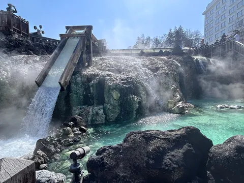 轟く湯滝、エメラルドの輝き