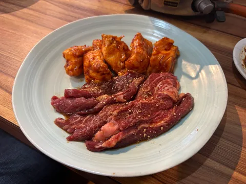食欲をそそる、2種の肉料理