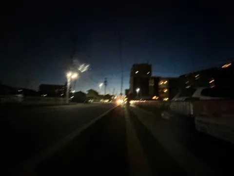 夜の街を駆ける。