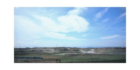 青い空と風力発電、広がる大地