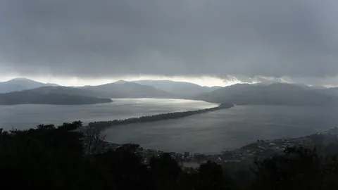 鉛色の空と静寂の湖