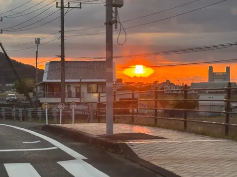 電線と夕焼け、ノスタルジー。