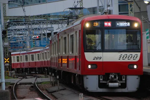 電車と信号、交差する日常