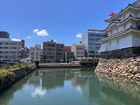 古城と水面、時を渡る黄色い列車