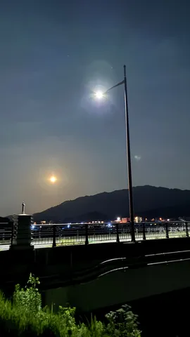 月明かりの道、街の灯り