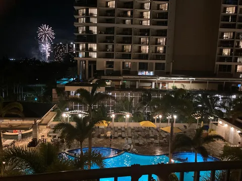 夜空に咲く大輪の花、リゾートの夜景