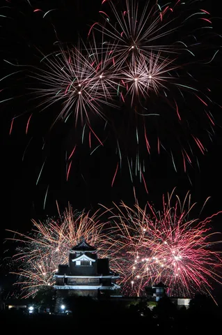古城に咲く華麗なる夜空の花