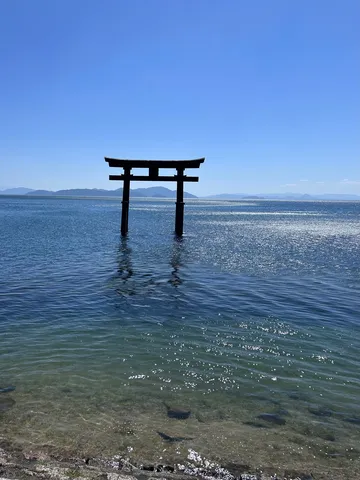 青い海と鳥居の静景