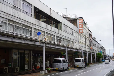 路地と金属の連なる光景
