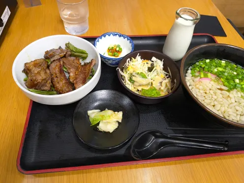 夜の焼肉丼とミルクの記憶