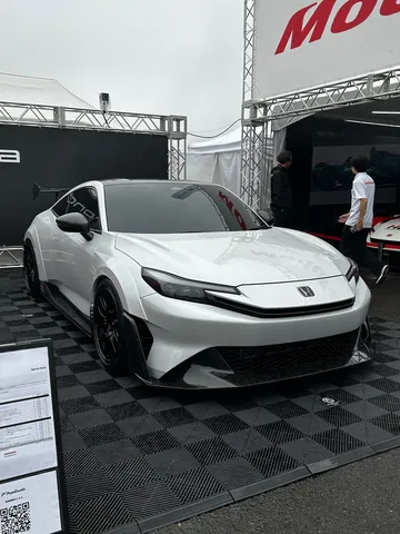白と黒のスポーツ美