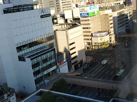 都会の交差点と日陰の光