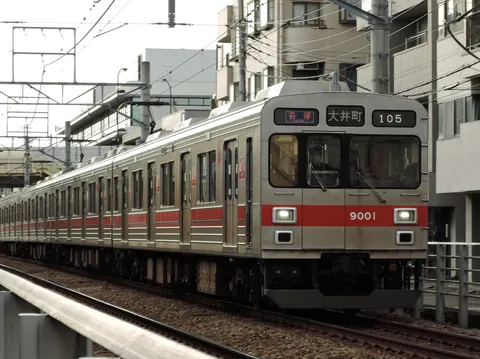 都市を行く銀の車体