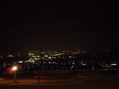 夜景を独り占め！ベンチに座って眺める贅沢