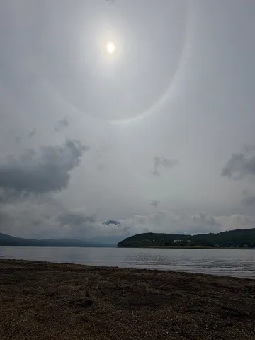 空に浮かぶ神秘的な虹
