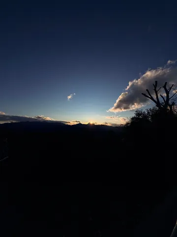 山並みに沈む夕陽の静寂