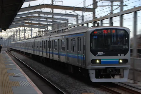 駅のホームに滑り込む列車