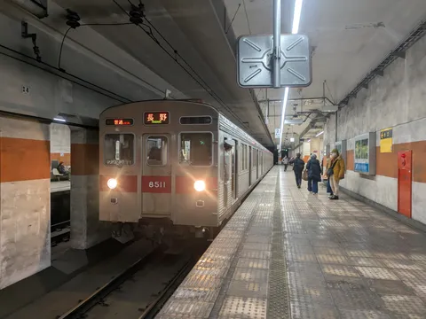 地下鉄の旅情、駅の灯り