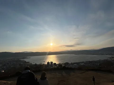 夕日を背に、語り合う二人