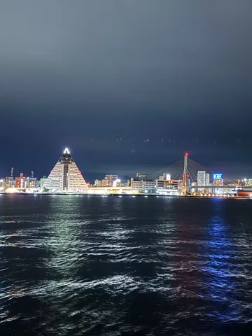 光がきらめく夜景の海辺