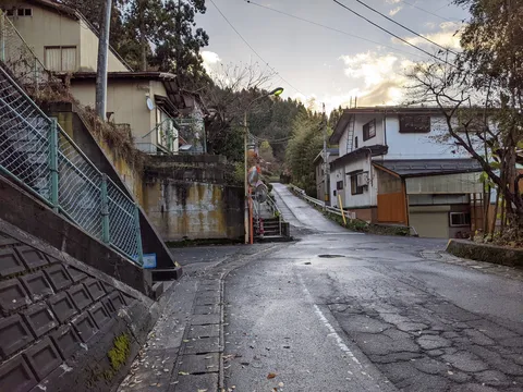 坂道の先に広がる静かな日常