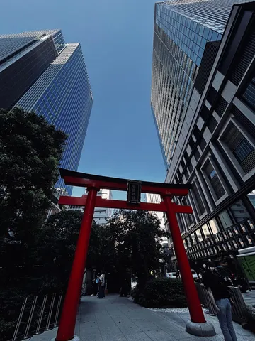 空を仰ぐ、朱と硝子の世界