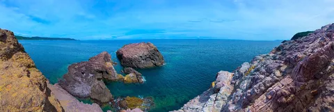 蒼い海と岩肌のコントラスト