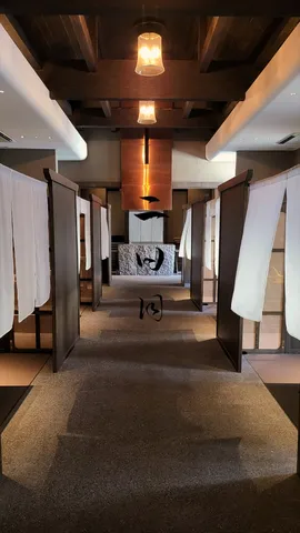 個室空間への誘い、灯りが導く先