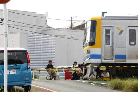 列車と街の間の瞬間