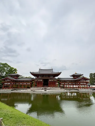 静寂の古刹と水鏡