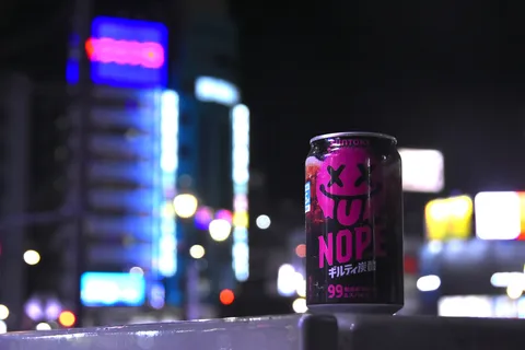 ネオン瞬く夜に溶け込むピンク