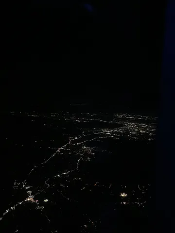 夜景が織りなす光の道
