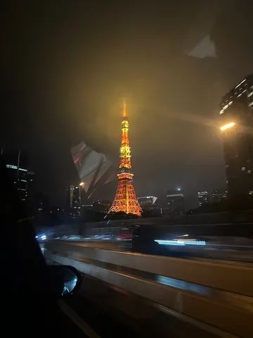 霞む塔と流れる光