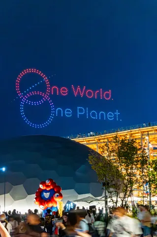 夜空を彩る光のメッセージ