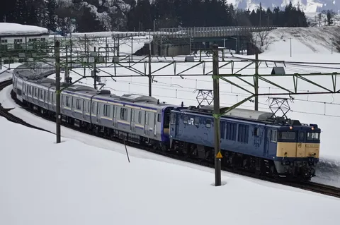 雪原を駆ける青い列車