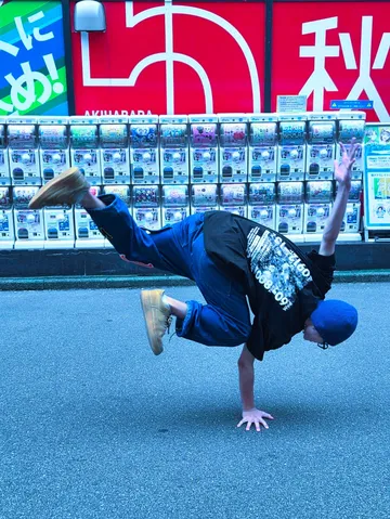 街角で跳ぶ一輪の技
