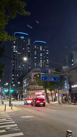 夜の街で光が走る風景