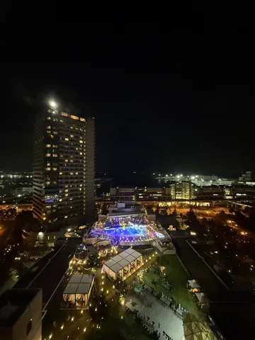 夜の水辺に浮かぶ灯