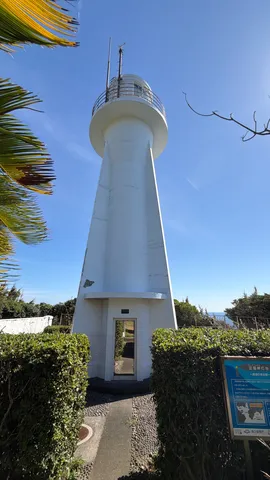 青空に浮かぶ白い灯台