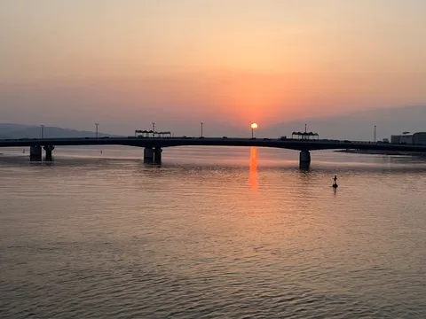 夕日と水面の反射