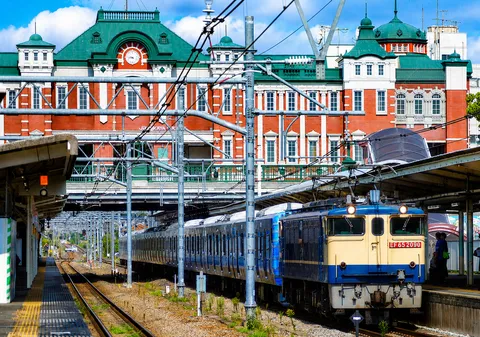緑屋根の駅を駆ける列車