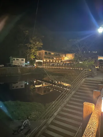 夜風に揺れる灯り、水面鏡に映る情景