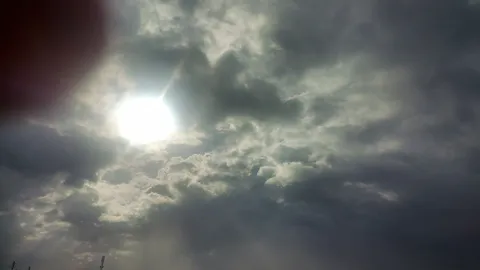 雲間から差し込む光のコントラスト
