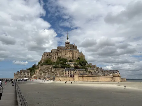 空と陸と城のコントラスト