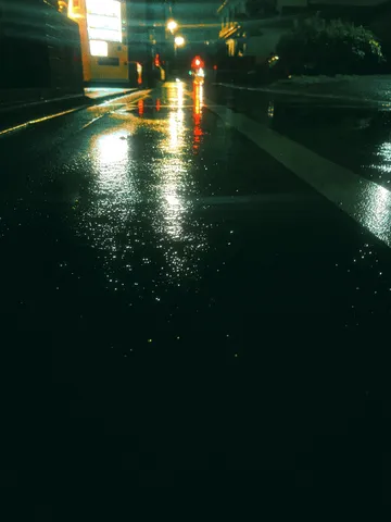 雨上がりの夜道、光の反射