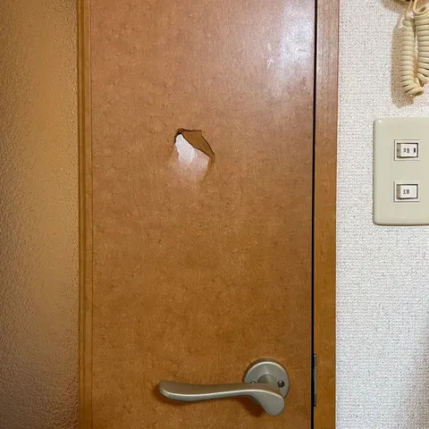木の扉に開く小さな穴の記憶