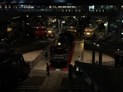 鉄道博物館の夜、夢への出発