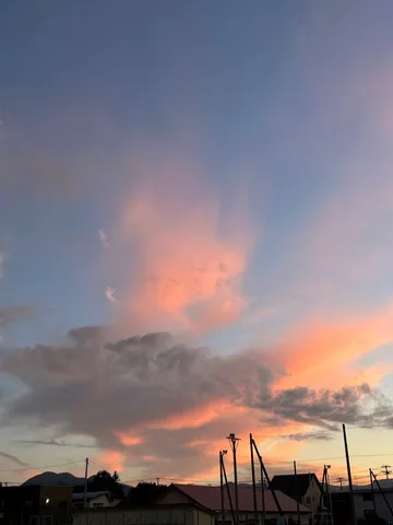 空と街の淡いコントラスト